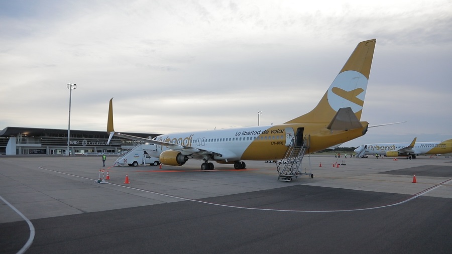 Flybondi reinicia sus vuelos al exterior con Florianópolis y Punta del Este