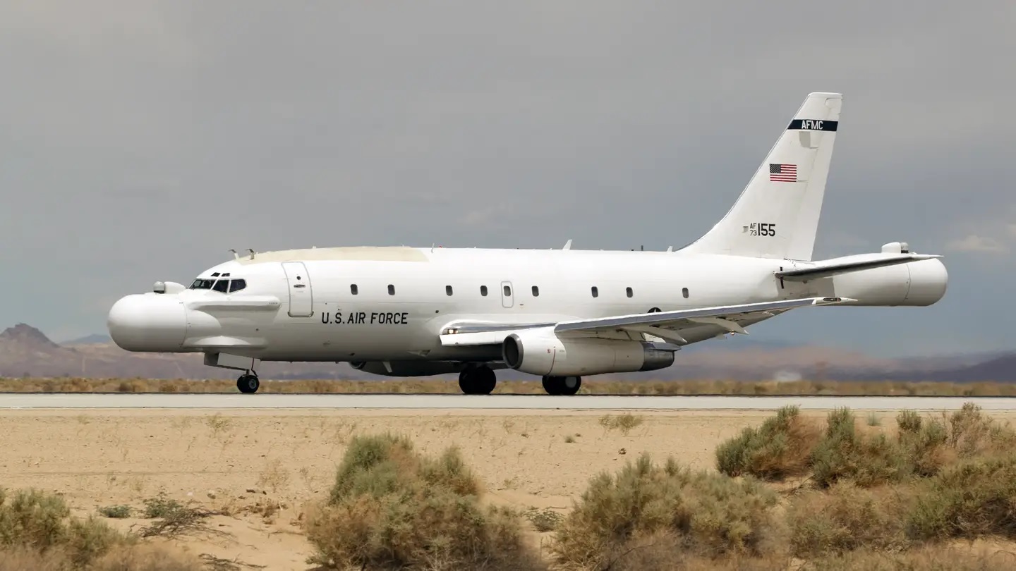 El particular Boeing 737 de casi 50 años de edad de la Fuerza