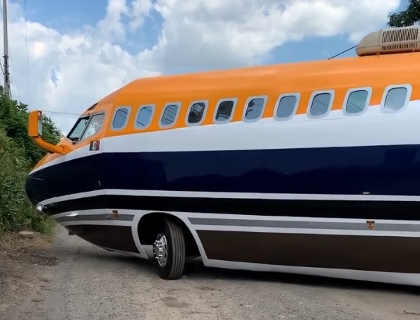 El avión convertido en limousina que se pasea por las calles de Guadalajara