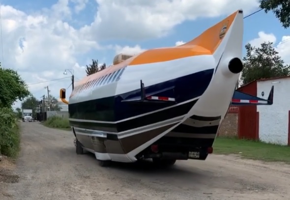 El avión convertido en limousina que se pasea por las calles de Guadalajara
